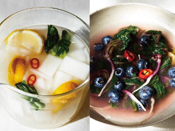 大根の水キムチ（左）と青菜とブルーベリーの水キムチ。キムチは汁が大事。乳酸菌で腸を元気にします