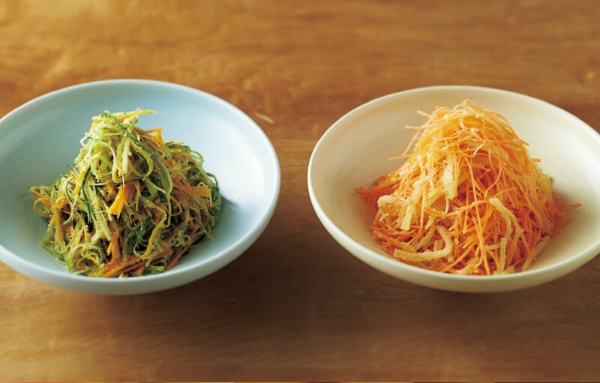 キュウリとゴボウの漬け物のサラダ（左）とニンジンとたくあんのサラダ。漬け物の塩気を生かしてさっとあえるだけ