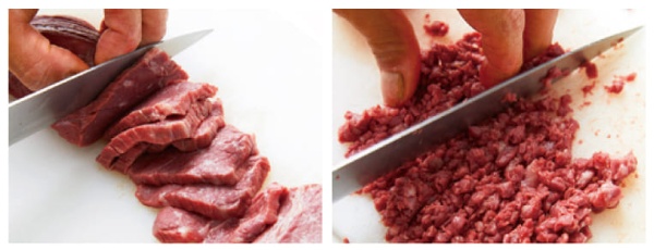 牛肉はまずは薄切りにし、包丁である程度細かく切ってからたたく。
