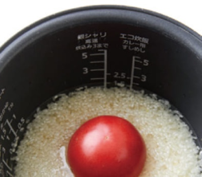 生のトマトをのせて炊くので、水加減はいつもより少なめに。