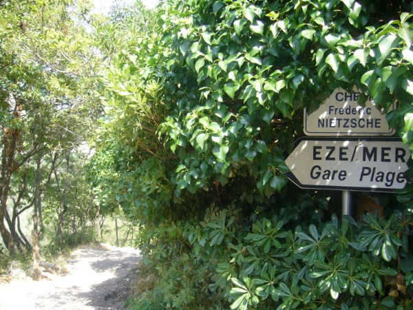 ニーチェが『ツァラトゥストラ』の構想を練ったといわれる散歩道「ニーチェの小道」が、南仏コートダジュール・エズ村にあります　(C)PIXTA