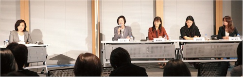 今回は3人の“企業トップ”が登壇。日経BP執行役員、麓幸子の司会で活発な議論が展開された