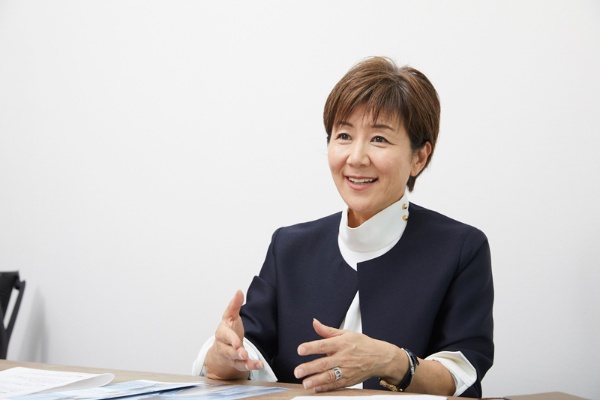 DoCLASSE（ドゥクラッセ）の林恵子代表取締役は「年齢を重ねて、輝く」のキャッチフレーズを掲げて、ミドルエイジの女性を応援するブランドを2007年に創業した
