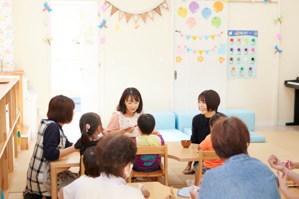 保育園は派遣スタッフなら完全無料。英語教室のほか、百人一首などの日本の文化に触れる言葉の学びも取り入れている