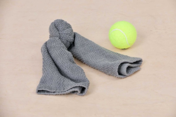 縮みっぱなしで硬くなった筋肉をほぐすために、テニスボールを1つ用意。なければ、フェースタオルを固く2回結んだもので代用する