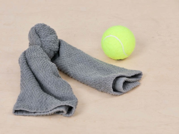 硬くなった筋肉をほぐすために、テニスボールを1つ用意。なければ、フェースタオルを固く2回結んだもので代用する