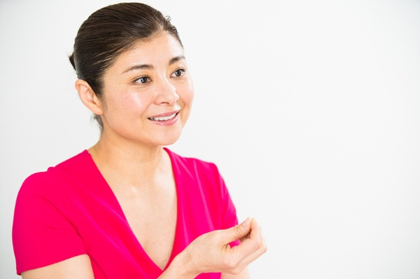 顔ヨガ講師の間々田佳子さん。「表情筋が固まってしまうとコミュニケーションが悪くなることを、私自身も体験しました」