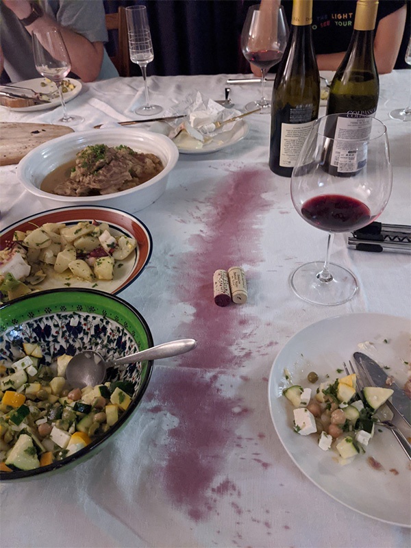テーブルクロスに盛大にこぼされた赤ワイン。シミ抜きも苦手な家事の一つ