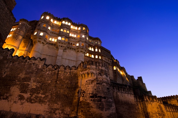夜になるとライトアップされるメヘラーンガル城。上からも下から美しい光景が楽しめます