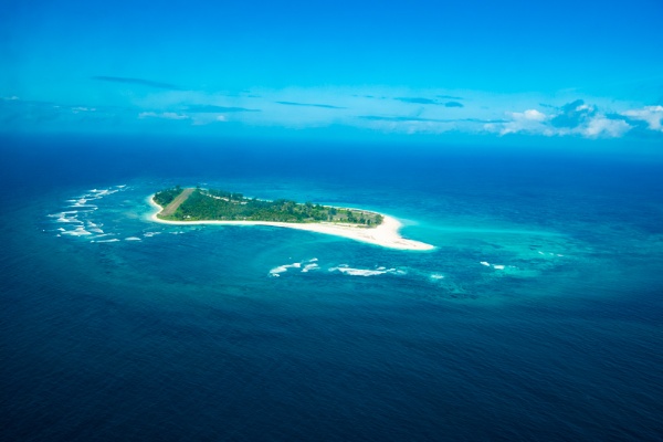 インド洋に浮かぶ、サンゴ礁と白浜のビーチに囲まれたバード島。セーシェル諸島最大の島で人口の約9割が住むマヘ島から、北に約100キロ地点にある