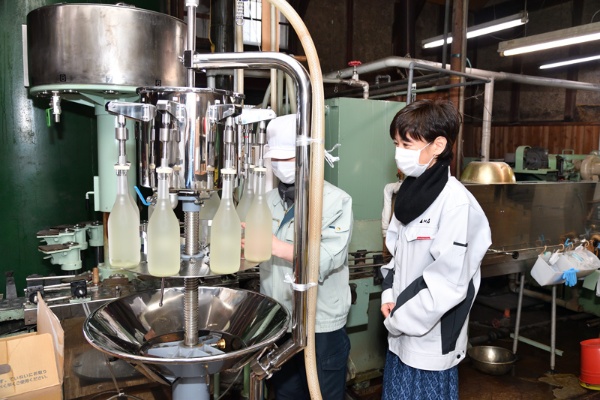 瓶詰め作業こそ機械にまかせるが、日本酒の製造は昔と変わらぬ手法を用い、人の手で行う