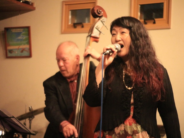 松田圭子さんがジャズボーカリストとして活動を始めて約6年。ジャズ歴は30年以上になる