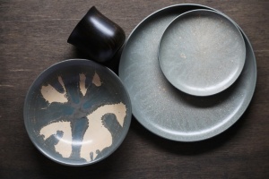 小島さん作の漆器の皿と湯飲み