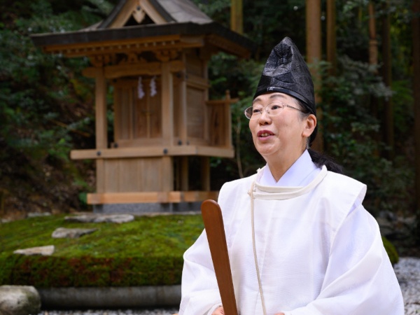 9月に完成した祖霊社の神事を終えた東川優子さん