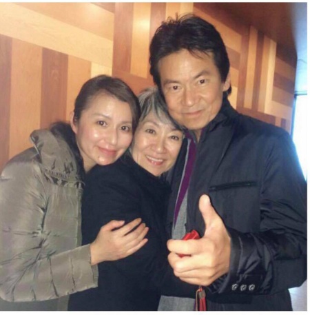 写真左から佐藤千夏さん、演出家の奈良橋陽子さん、俳優の故・今井雅之さん。今井さんとの出会いが佐藤さんの人生を好転させていく（写真提供／佐藤さん）