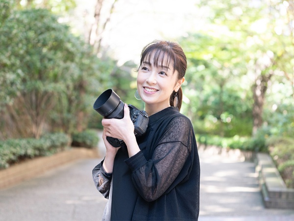 「60歳になったときに輝いていたい」という思いから、安定した介護職員の仕事を⼿放して写真家に転身。50歳で起業という選択をした山田さん