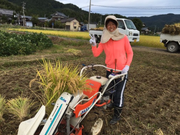 新潟に移住して米作りに励む手塚貴子さん