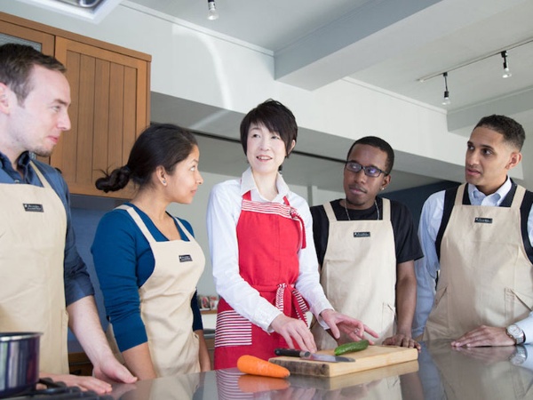 外国人向けの和食教室「わしょクック」を起業した富永紀子さん（写真中央）