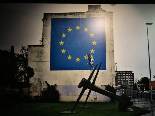 2017年、英国の港町ドーバーの壁に出現した『ブレグジット』。巨大な欧州連合の旗から、作業員が金色の星の一つを削り取る様子が描かれている