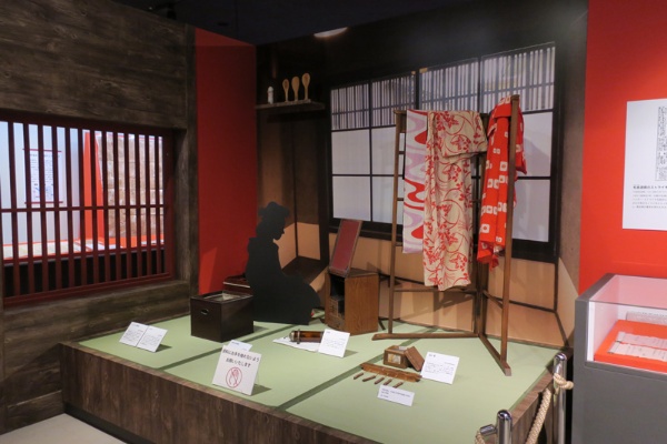 滋賀県八日市新地にあった貸座敷の様子を再現した展示。衣紋掛けや鏡台、遊客の滞在時間を計る道具など、遊女の生活道具が展示されている。本展では性の売買がいつから始まったかにも迫る