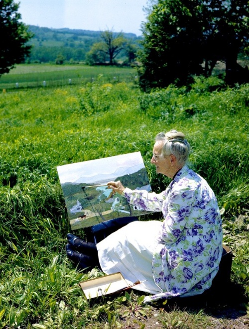 庭で絵を描くグランマ・モーゼス／1946年／写真：Ifor Thomas（ギャラリー・セント・エティエンヌ、ニューヨーク寄託）