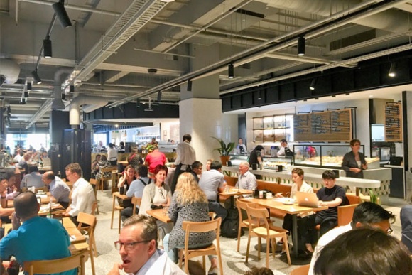メルボルンはオーストラリアカフェ文化発祥の地。市内に3店舗を構える「Brunetti」は人気のカフェの1つ（写真提供：鳥塚ルミ子さん）