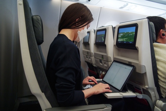 JAL国内線は飛行中も無料Wi-Fiサービスが利用可能。「空飛ぶコワーキングスペース」で、時間を有効活用できます
