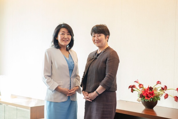 右が大和証券副社長の田代桂子さん、左が少子化ジャーナリストの白河桃子さん 
