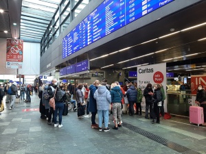 ウィーン市内の中央駅には、連日多くの難民が到着する。駅構内には必要な物資を提供する場所や、宿泊できる場所もある