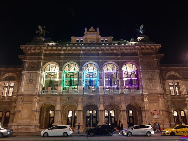ウィーン国立オペラ座には「PEACE」のサインがともる