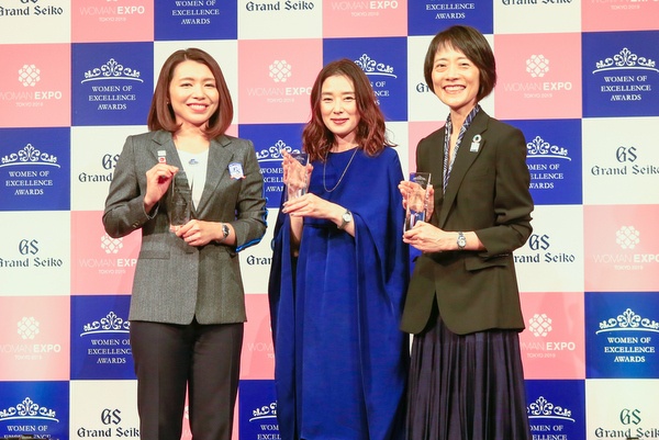 第5回Women of Excellence Awardsを受賞した本橋麻里さん、大塚寧々さん、中川順子さん