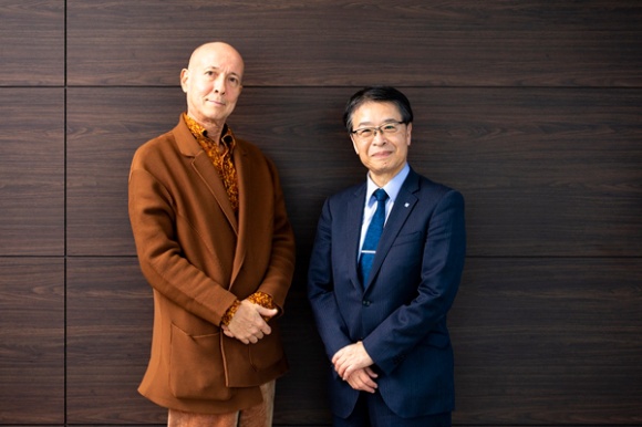 左から、指揮者として世界で活躍する井上道義さん、株式会社明電舎 取締役社長の三井田健さん