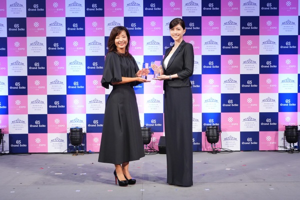 第8回Women of Excellence Awardsを受賞した菊間千乃さんと内田有紀さん