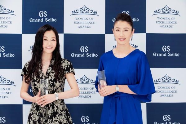 ビジネス部門を受賞したバレリーナの吉田都さん（左）と、スペシャリスト部門を受賞した女優の水野美紀さん（右）