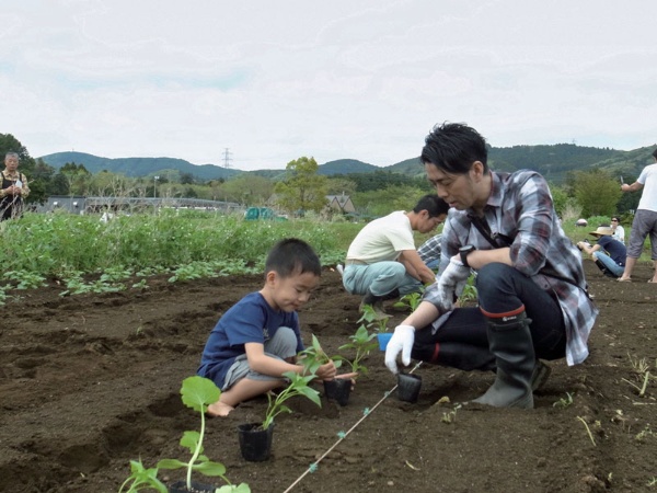 佐藤さんが大事にしているのは、自分の手で触れる体験。写真は、千葉県君津市の野菜畑にて。泥だらけになりながら野菜の旬、力強さ、おいしさを知った息子が4歳の頃（写真提供：佐藤さん）