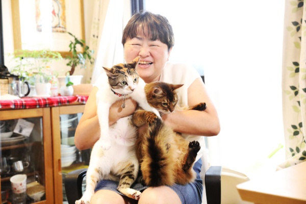 髙野家の美猫シスターズ、凉（すず）ちゃん（左）とぎんなんちゃん。「うちの猫は女の子ふたりが活発です」