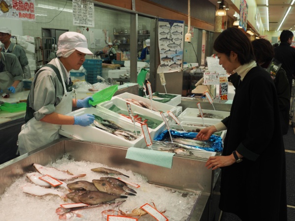 サンヨネ蒲郡店の鮮魚売り場にて。手前のウマヅラハギも捨てがたいけれど、今夜はアジの刺身に決まりました