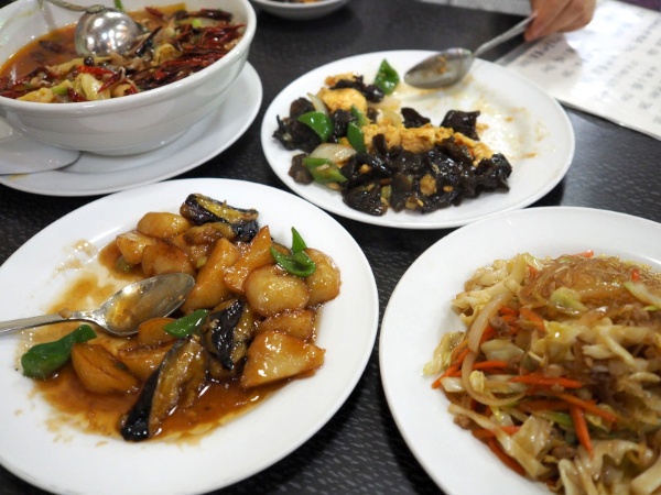 京華三谷店にて。夢中で食べ始めてから写真を撮っていないことに気付きました。左奥のスープが「水煮肉片」。四川料理らしいです