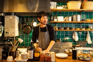 店長で料理人の吉田伸介さん。福井や青森のレストランで腕を磨いた後、京都の名カフェ「ハロー」で7年半料理長を務めました。「まずは半径500メートルに暮らす人をおいしいもので幸せにしたい」と言います