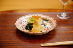 ミニ懐石2900円（税別）の前菜として出される「夏野菜とイサキの南蛮漬け」。この美しさもごちそうです。お昼でも軽く日本酒やワインをいただきたくなるお料理です