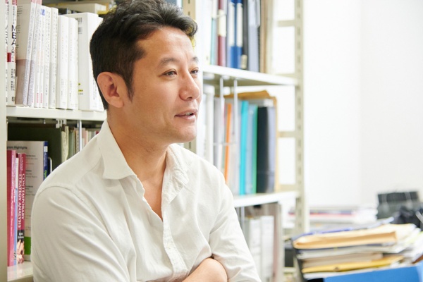 入山章栄・早稲田大学ビジネススクール教授。「紋切り型の相対評価を廃止し、定性評価するノーレーティングの人事評価制度がグローバルの潮流です」