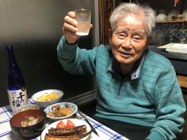 99歳の父、良則さん。信友さんが作った食事を食べながら一杯
