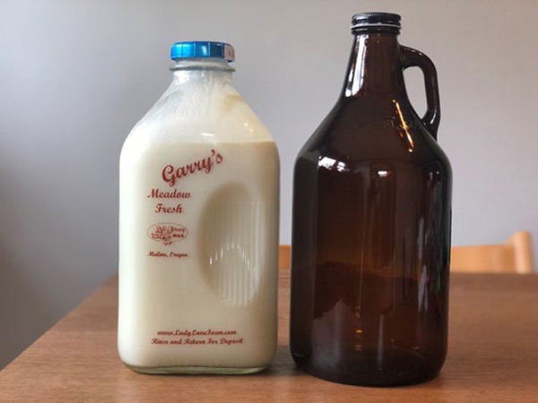 左が瓶に入った牛乳。右は64oz（1.8L）のビールが入る、テークアウト用のピッチャー