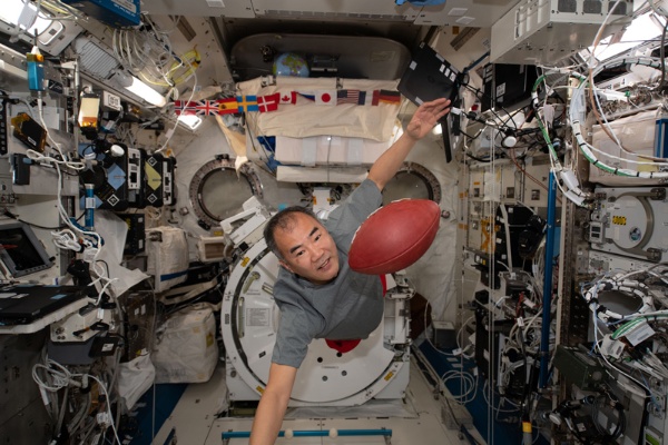 宇宙でひとりアメリカンフットボールを試みる野口さん。「きぼう」船内実験室で（21年2月撮影）　（C）JAXA/NASA