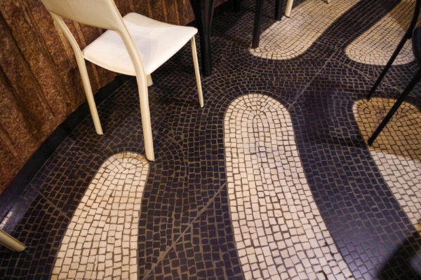 床のモザイクタイルは、一つひとつが唯一無二の形状