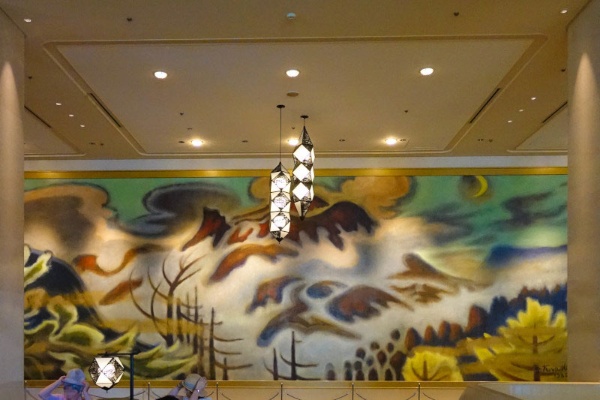 ロビーの壁を飾る小山敬三の「紅浅間」。この絵の向こうに「メインバー あさま」がある