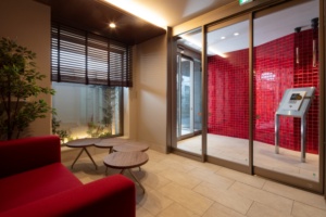 高級感のあるエントランスや庭、セキュリティやプライバシーに配慮した空間設計など、ホテルライクで上質な空間