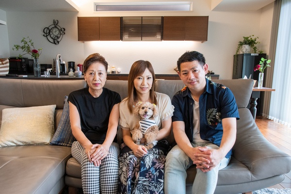左から麻実さんの母・久仁子さん、麻実さんと愛犬のコロンちゃん、貴之さん