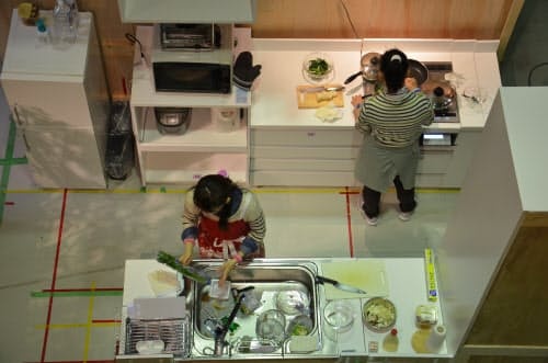 セパレートキッチンの例。複数人でのキッチン作業では、「それぞれの台」があると効率的