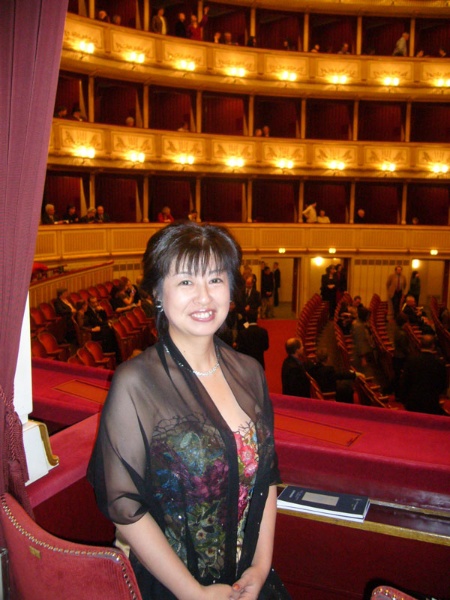 何度もオペラを見に行ったウィーン国立歌劇場で（上写真2点は板谷さん提供）